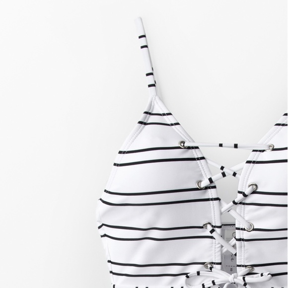 ☀️🆕☀️Black and white lace up one piece swimsuit - Picture 3 of 6